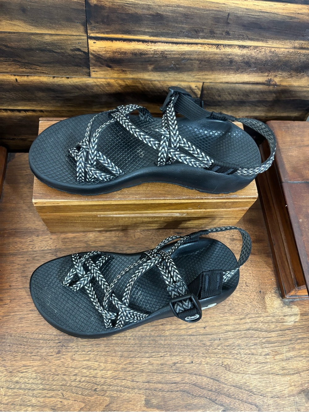 Chaco Black White Jacquard Strap Toe Loop Hiking Sandals Size 8